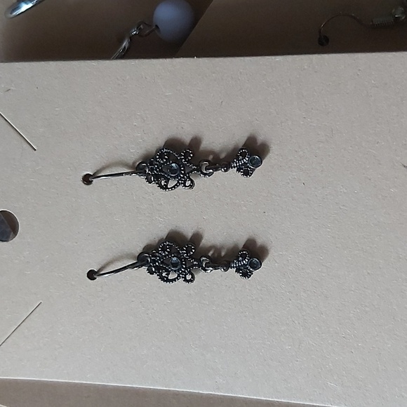 Hello ladies I am selling all the fashion earings for sale each $35.00 . - Picture 7 of 11